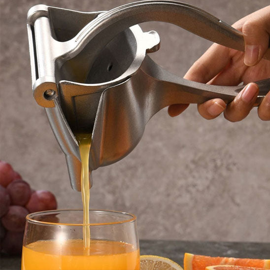 presse agrumes orange main