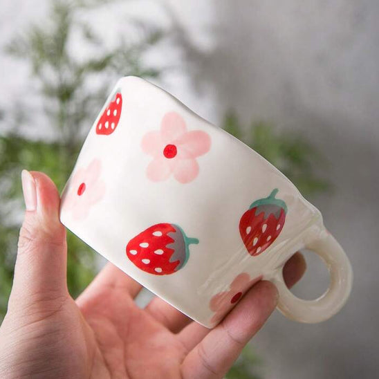 tasses enfant fille jaune fraise belle image