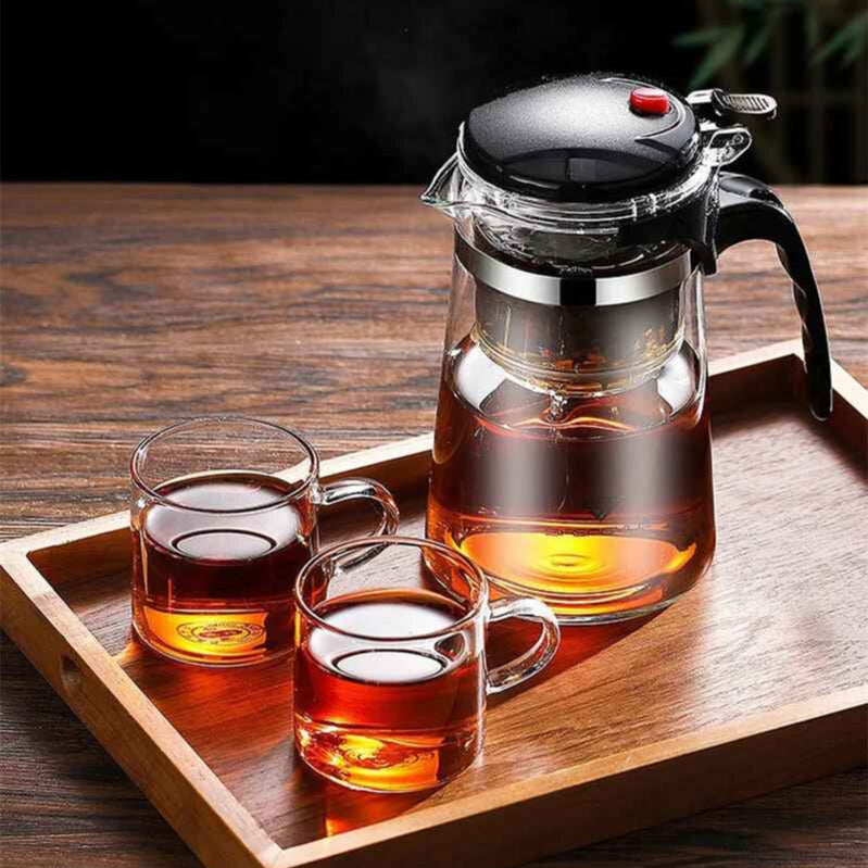 theiere en verre sur un plateau rouge